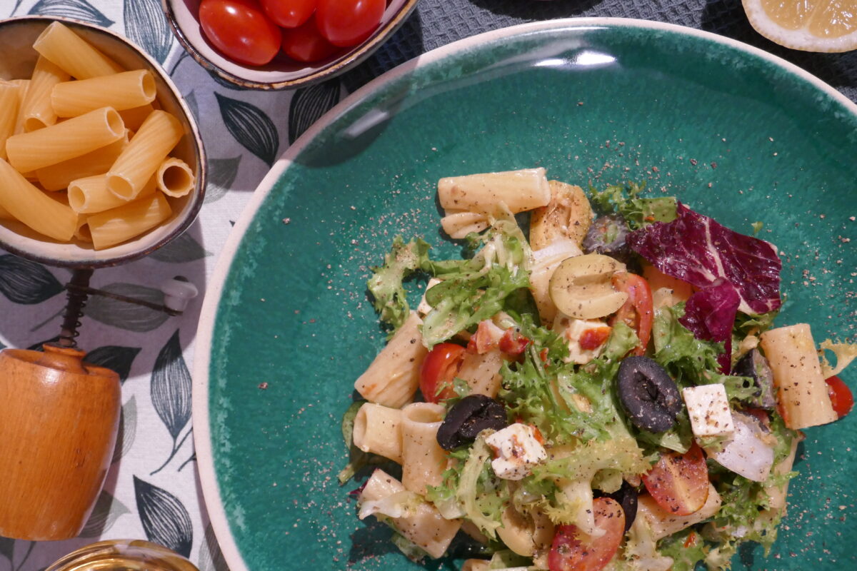 Mediterraner Nudelsalat