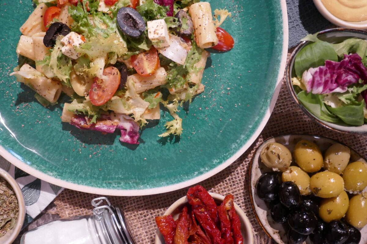 Mediterraner Nudelsalat