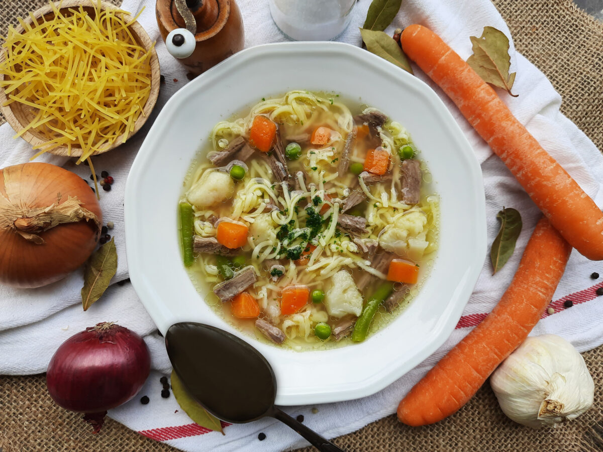 Nudelsuppe mit Rindfleisch und buntem Gemüse