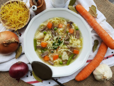 Nudelsuppe mit Rindfleisch und buntem Gemüse