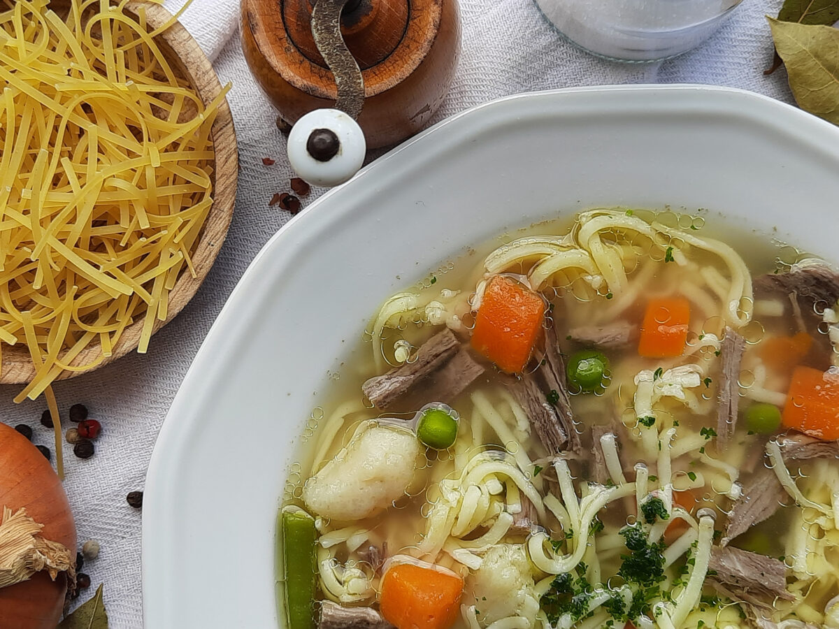 Nudelsuppe mit Rindfleisch und buntem Gemüse