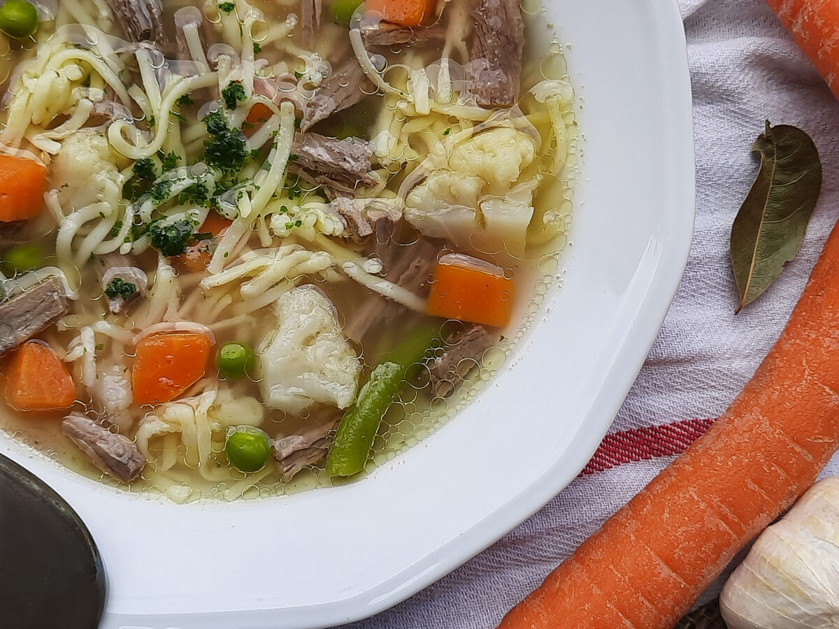 Nudelsuppe mit Rindfleisch und buntem Gemüse