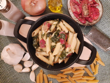 One-Pot Penne mit getrockneten Tomaten und Blattspinat