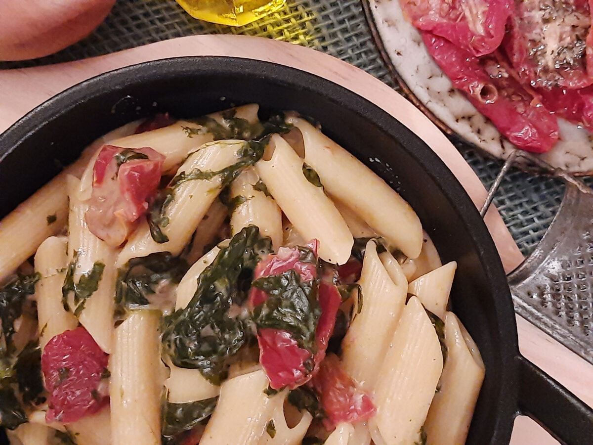 One-Pot Penne mit getrockneten Tomaten und Blattspinat