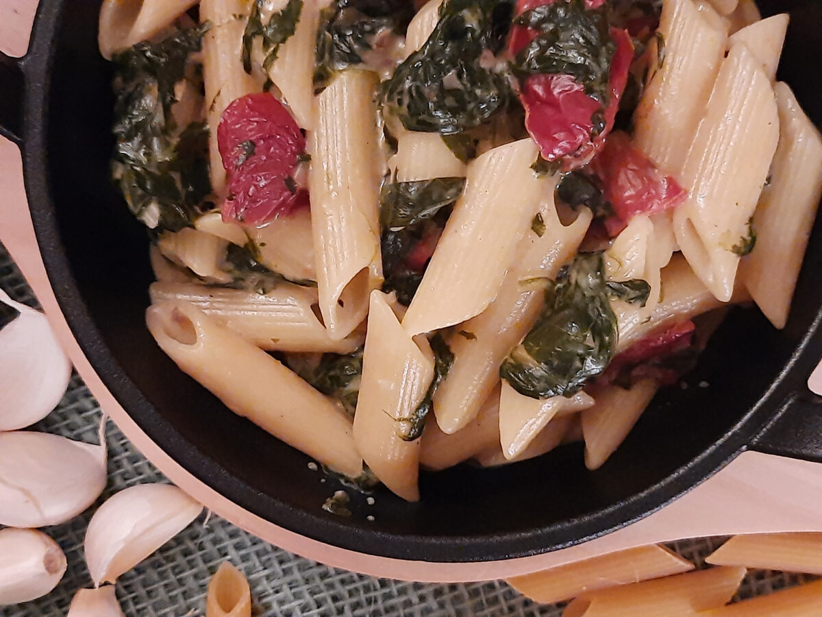 One-Pot Penne mit getrockneten Tomaten und Blattspinat