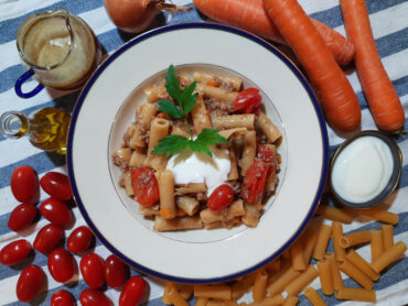 One-Pot Tortiglioni mit Hackfleisch, Tomaten und Joghurt-Topping