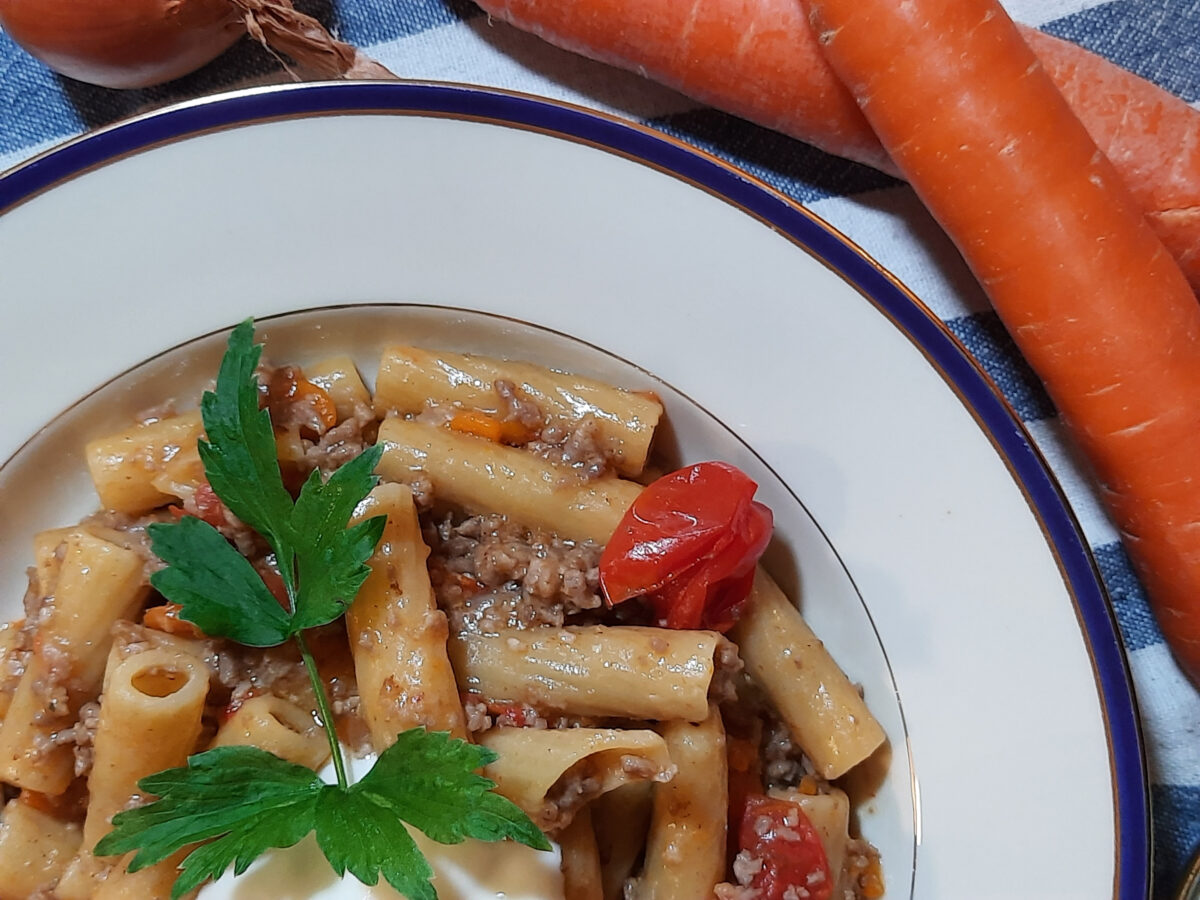 One-Pot Tortiglioni mit Hackfleisch, Tomaten und Joghurt-Topping