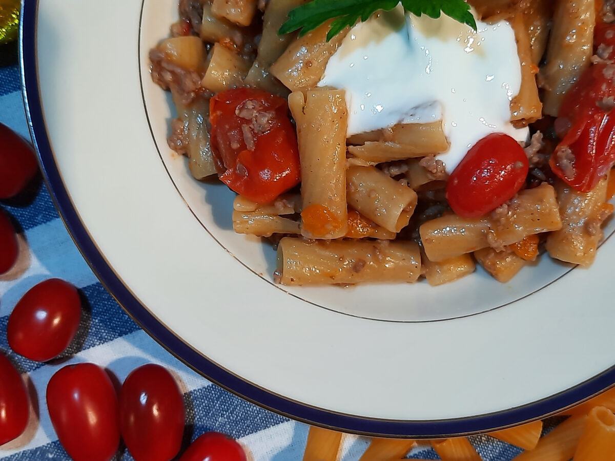 One-Pot Tortiglioni mit Hackfleisch, Tomaten und Joghurt-Topping