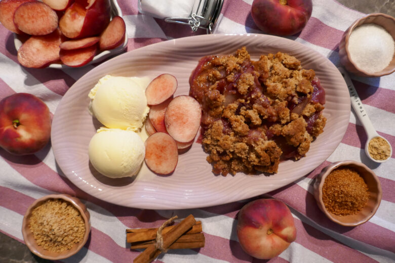 Pfirsich-Crumble mit Vanilleeis