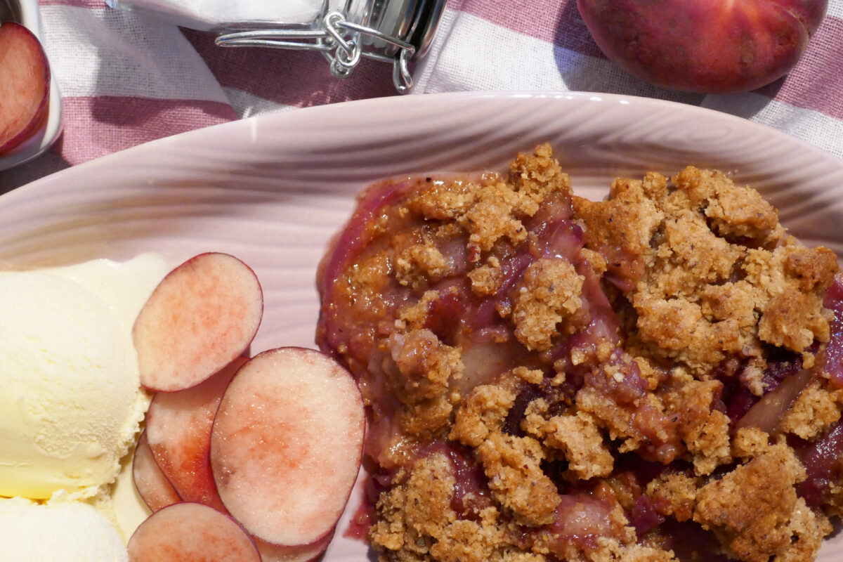Pfirsich-Crumble mit Vanilleeis