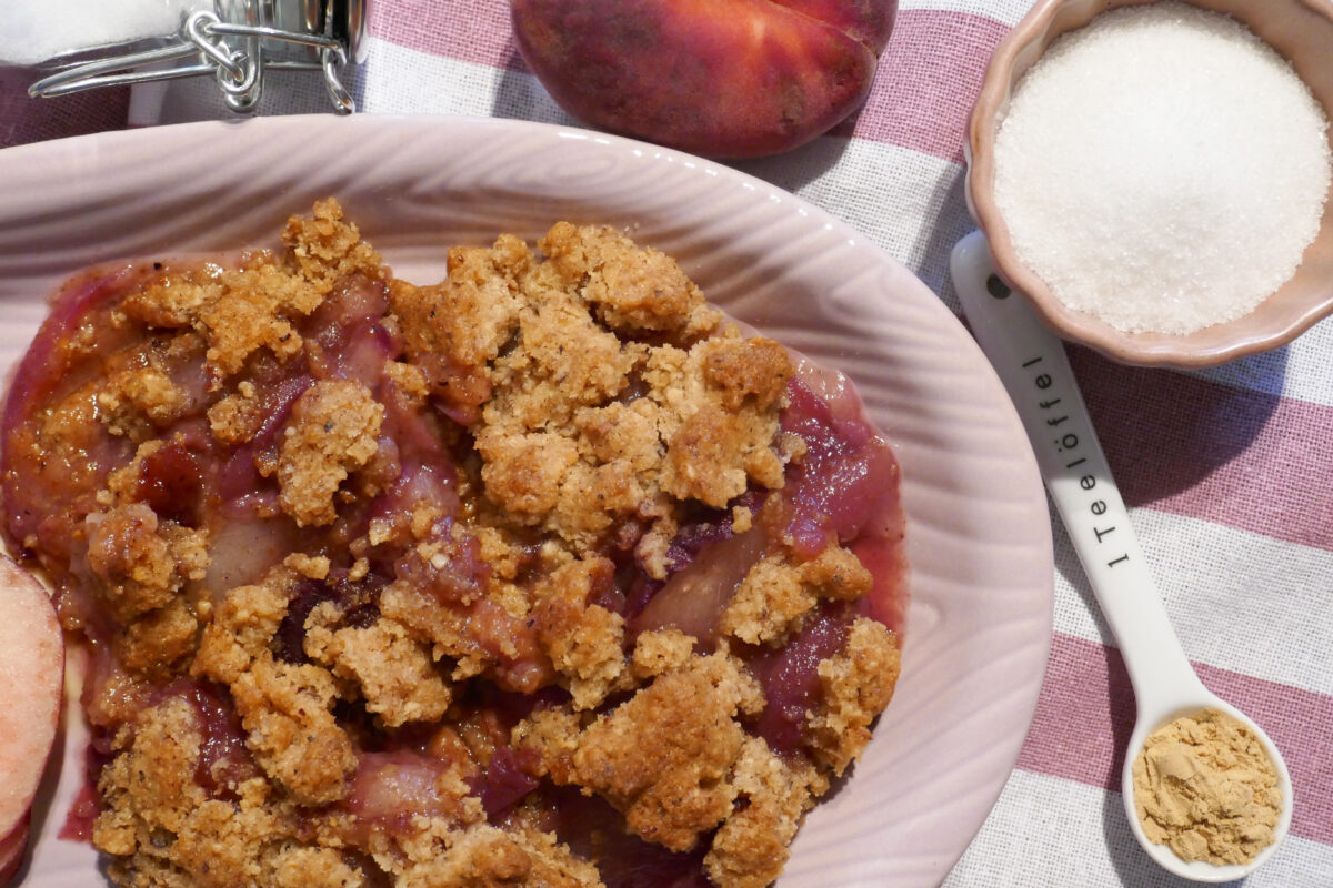 Pfirsich-Crumble mit Vanilleeis