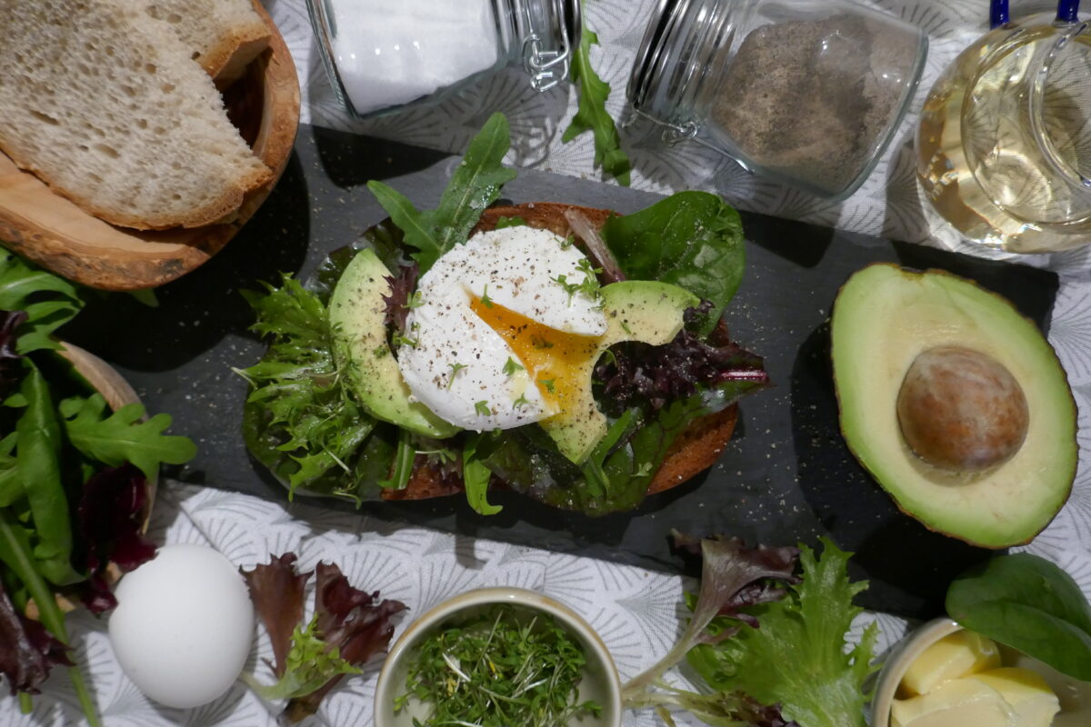 Poschiertes Ei auf Brot und Salat