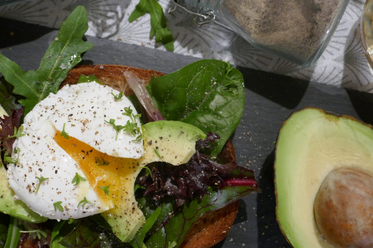 Poschiertes Ei auf Brot und Salat