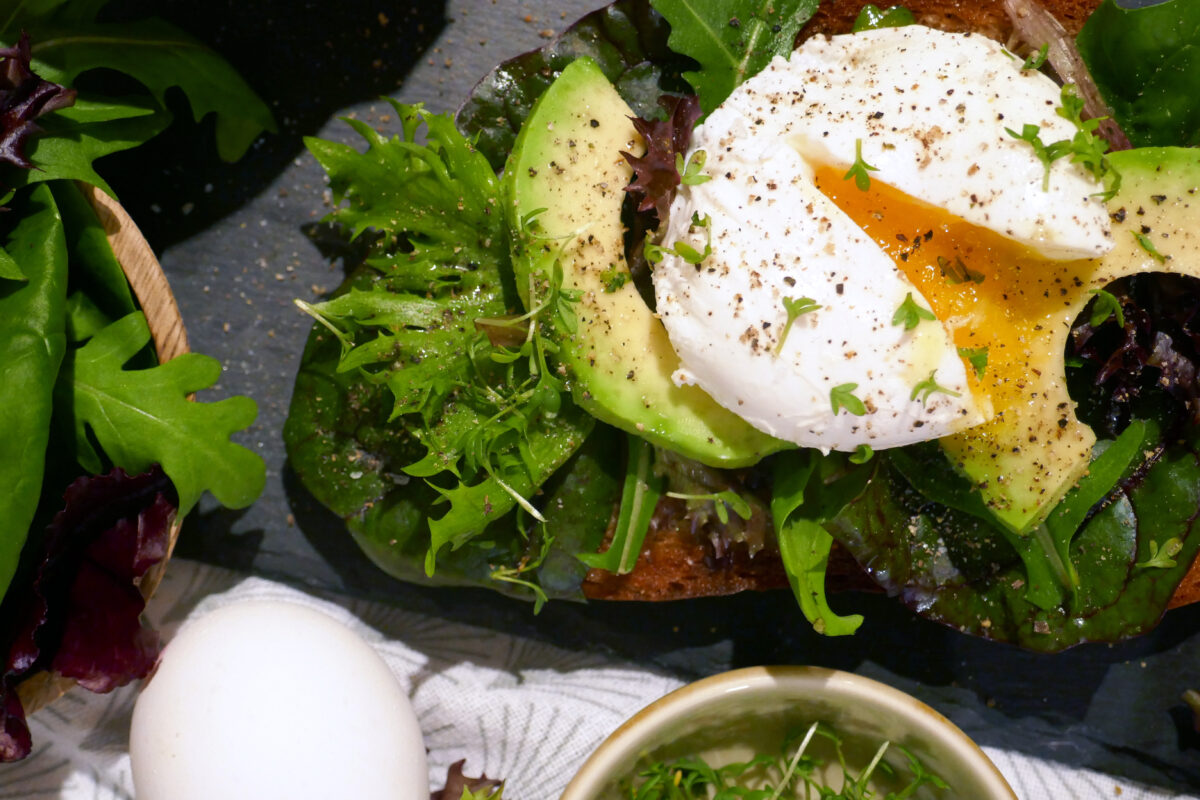 Poschiertes Ei auf Brot und Salat
