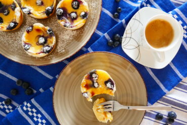 Puddingtörtchen mit Heidelbeeren