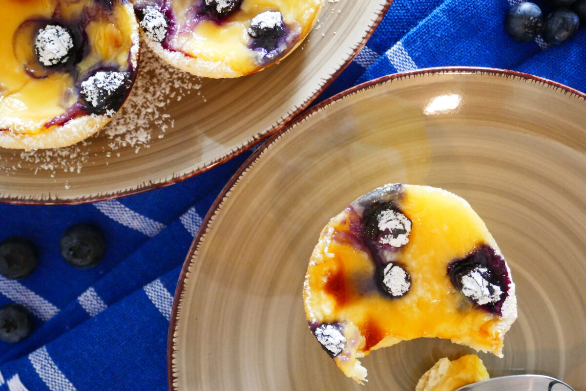Puddingtörtchen mit Heidelbeeren