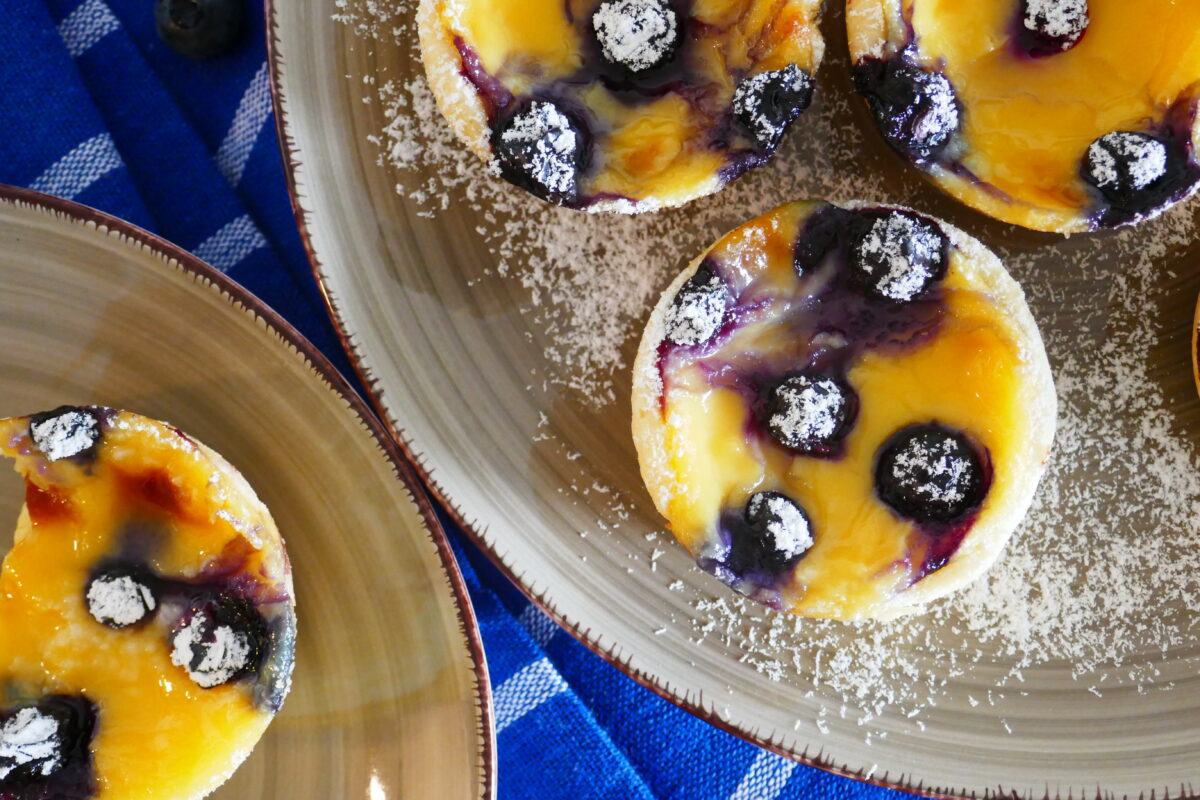 Puddingtörtchen mit Heidelbeeren
