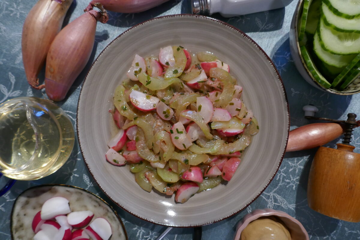 Lauwarmer Gurken-Radieschen-Salat