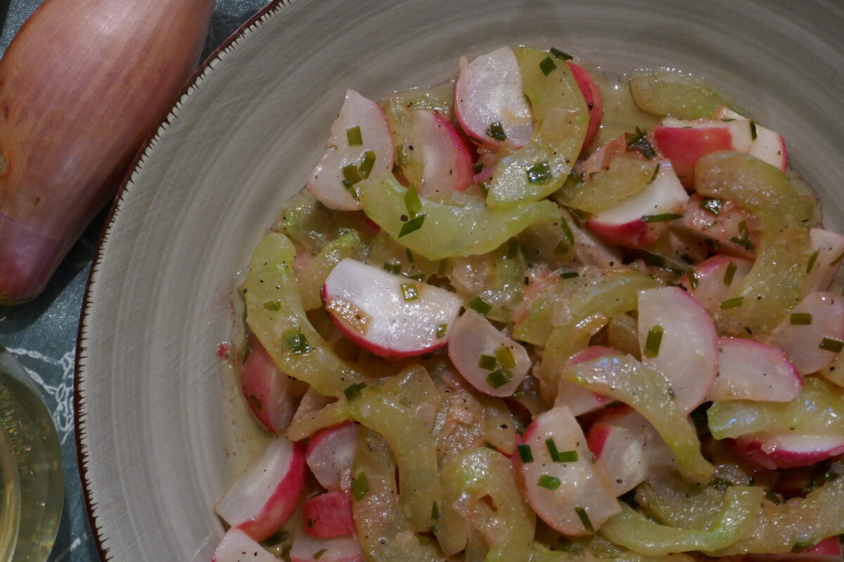 Lauwarmer Gurken-Radieschen-Salat