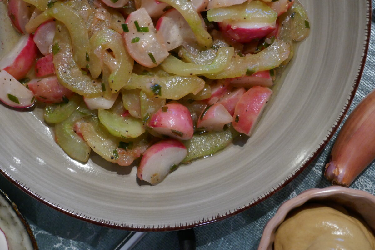 Lauwarmer Gurken-Radieschen-Salat