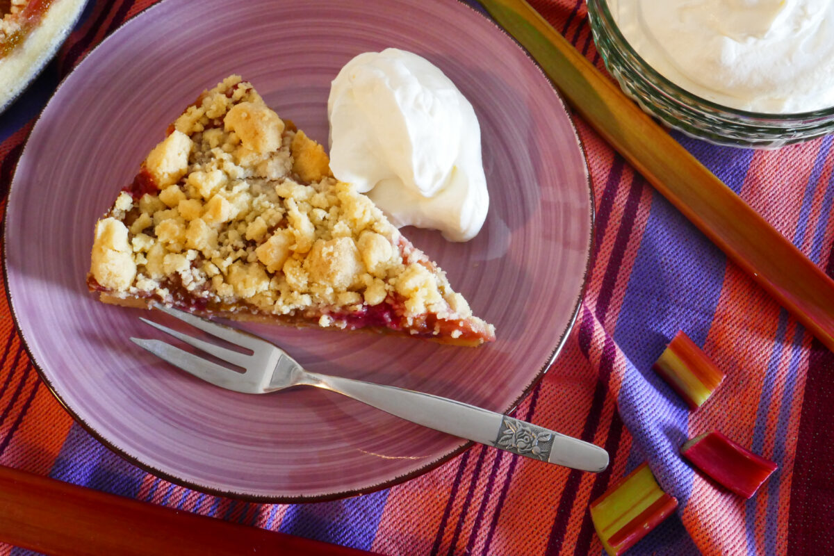 Rhabarberkuchen mit Streuseln