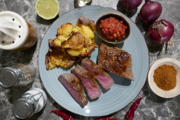 Saftige Rinderhüftsteaks mit pikanter Tomatensalsa
