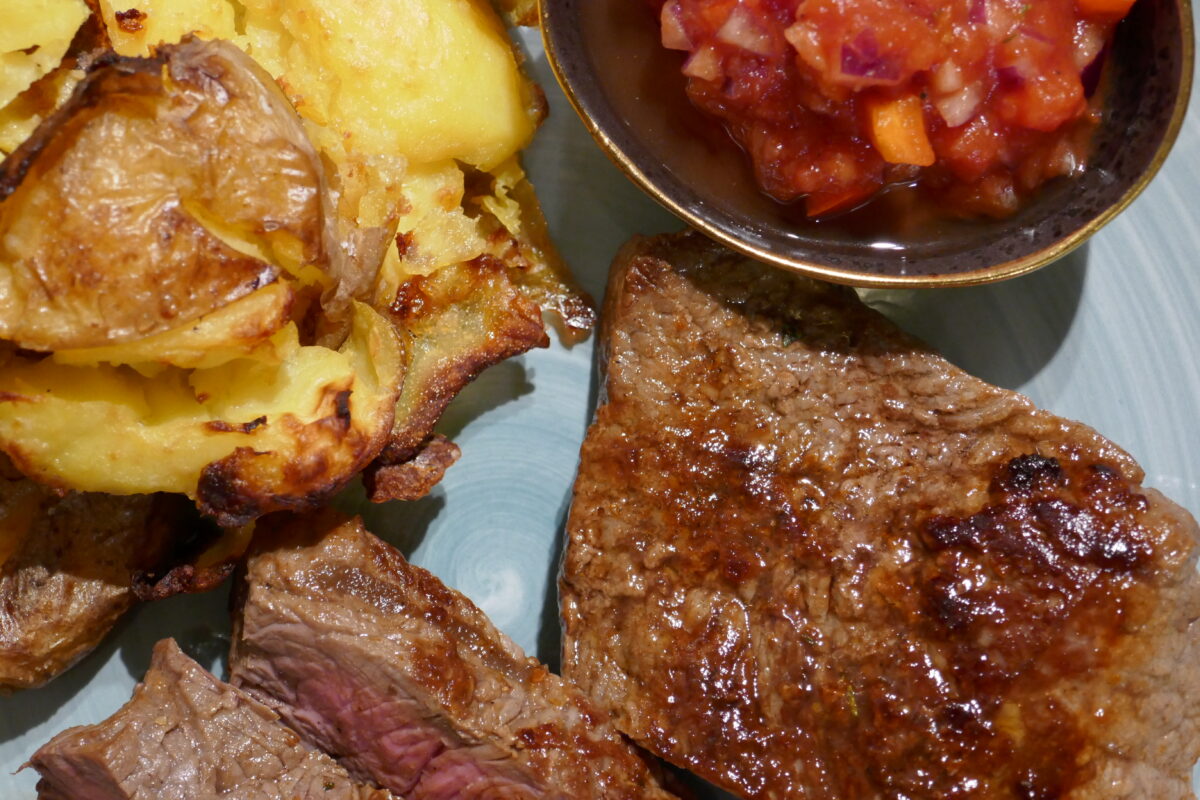 Saftige Rinderhüftsteaks mit pikanter Tomatensalsa