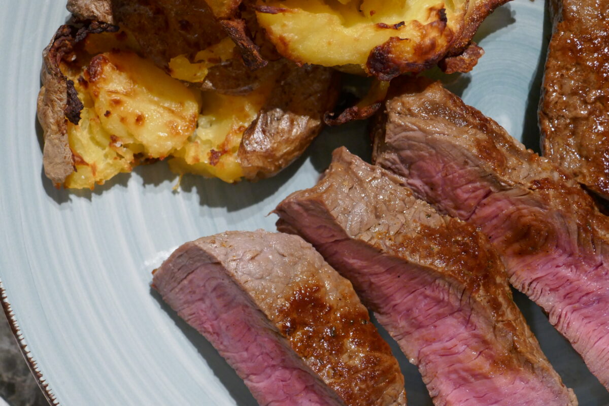 Saftige Rinderhüftsteaks mit pikanter Tomatensalsa