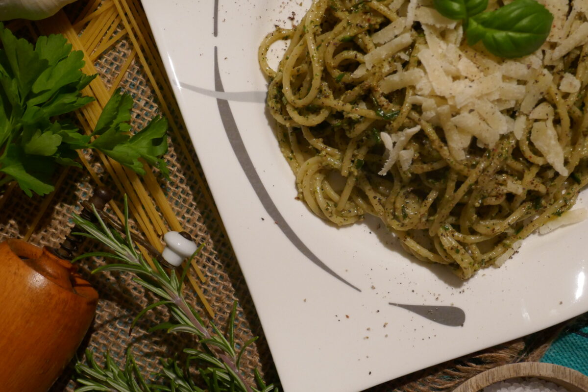 Spaghetti mit Rosmarin-Walnuss-Pesto
