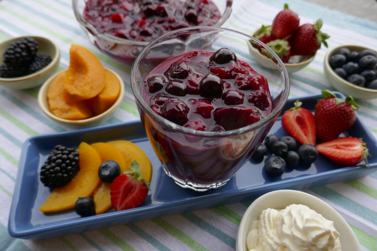 Beeren-Pfirsich-Grütze