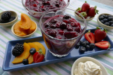 Beeren-Pfirsich-Grütze