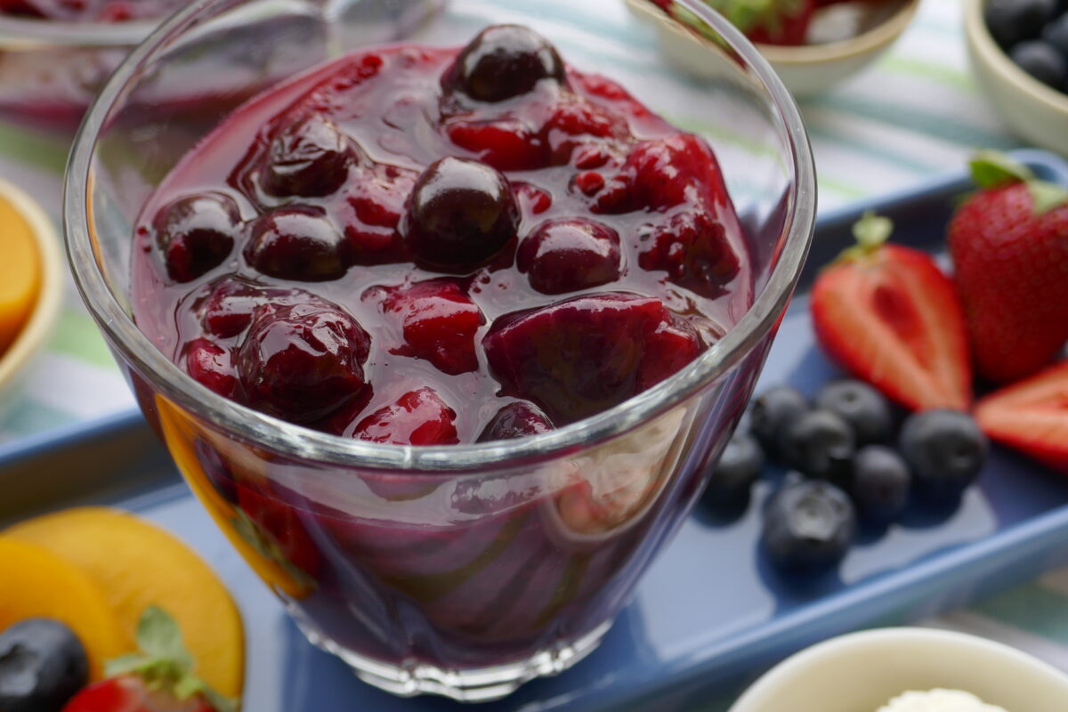 Beeren-Pfirsich-Grütze