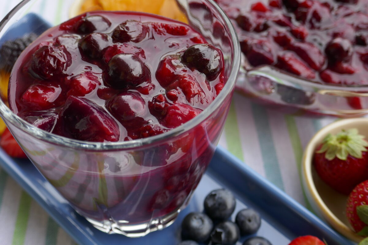 Beeren-Pfirsich-Grütze