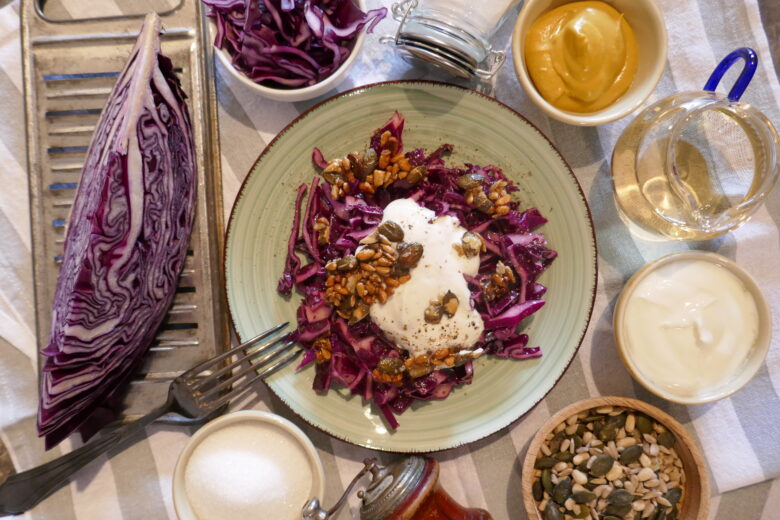 Rotkohlsalat mit Joghurt und karamellisierten Kernen