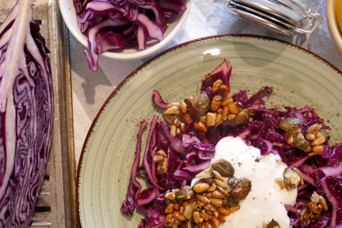 Rotkohlsalat mit Joghurt und karamellisierten Kernen