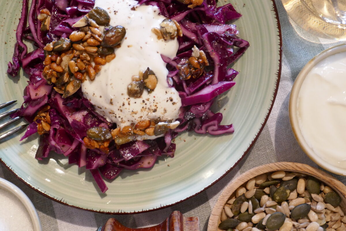 Rotkohlsalat mit Joghurt und karamellisierten Kernen