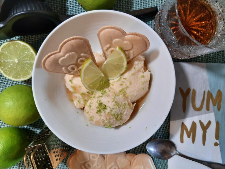 Bacardi® Eiscreme mit Limettensirup