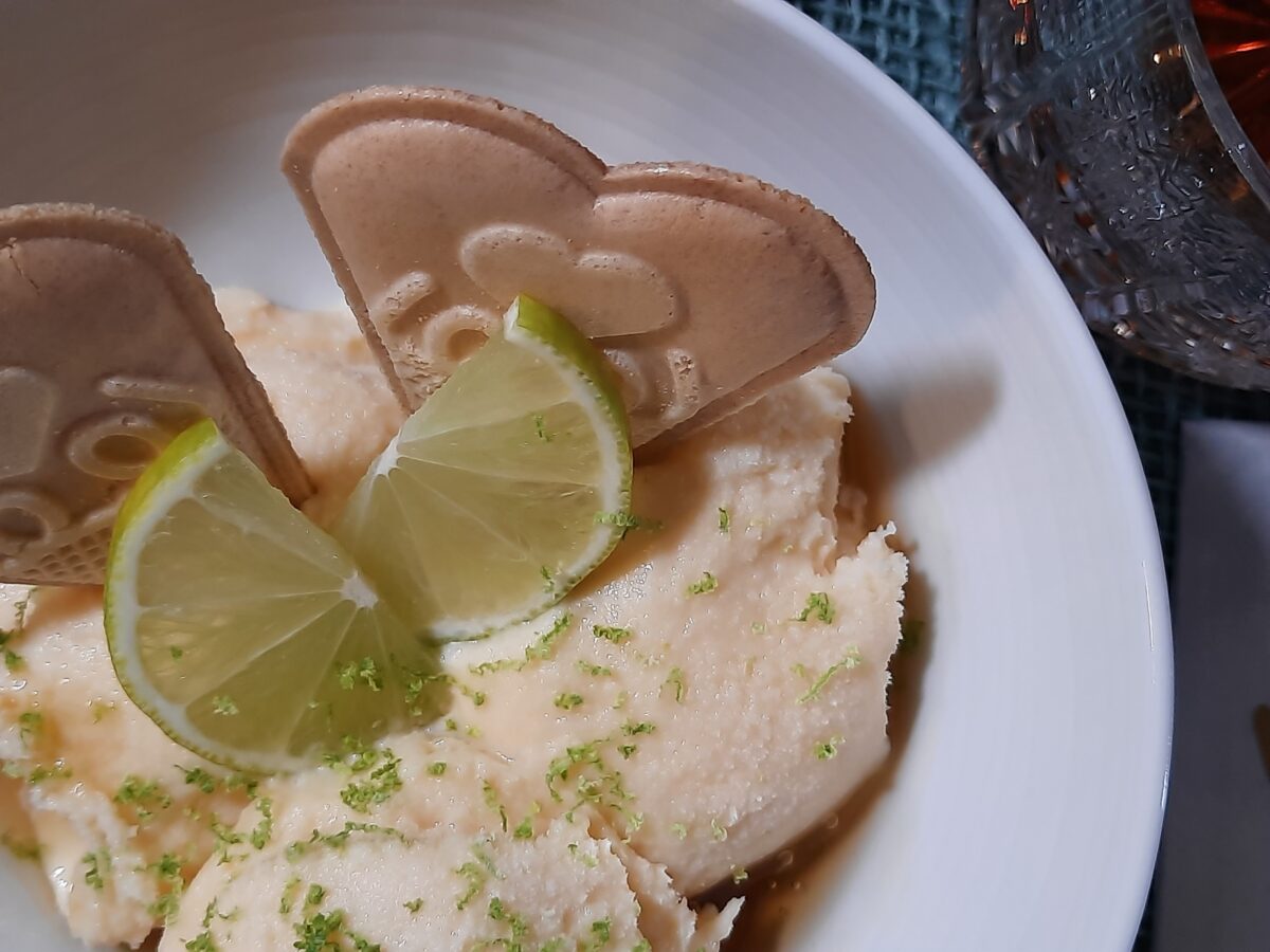 Bacardi® Eiscreme mit Limettensirup