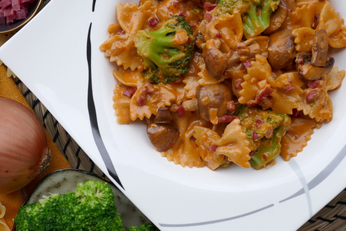 Schinken-Brokkoli-Pasta mit Champignons