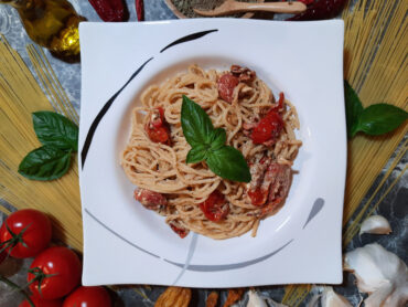 Spaghetti mit Feta-Käse, Peperoni und Tomaten