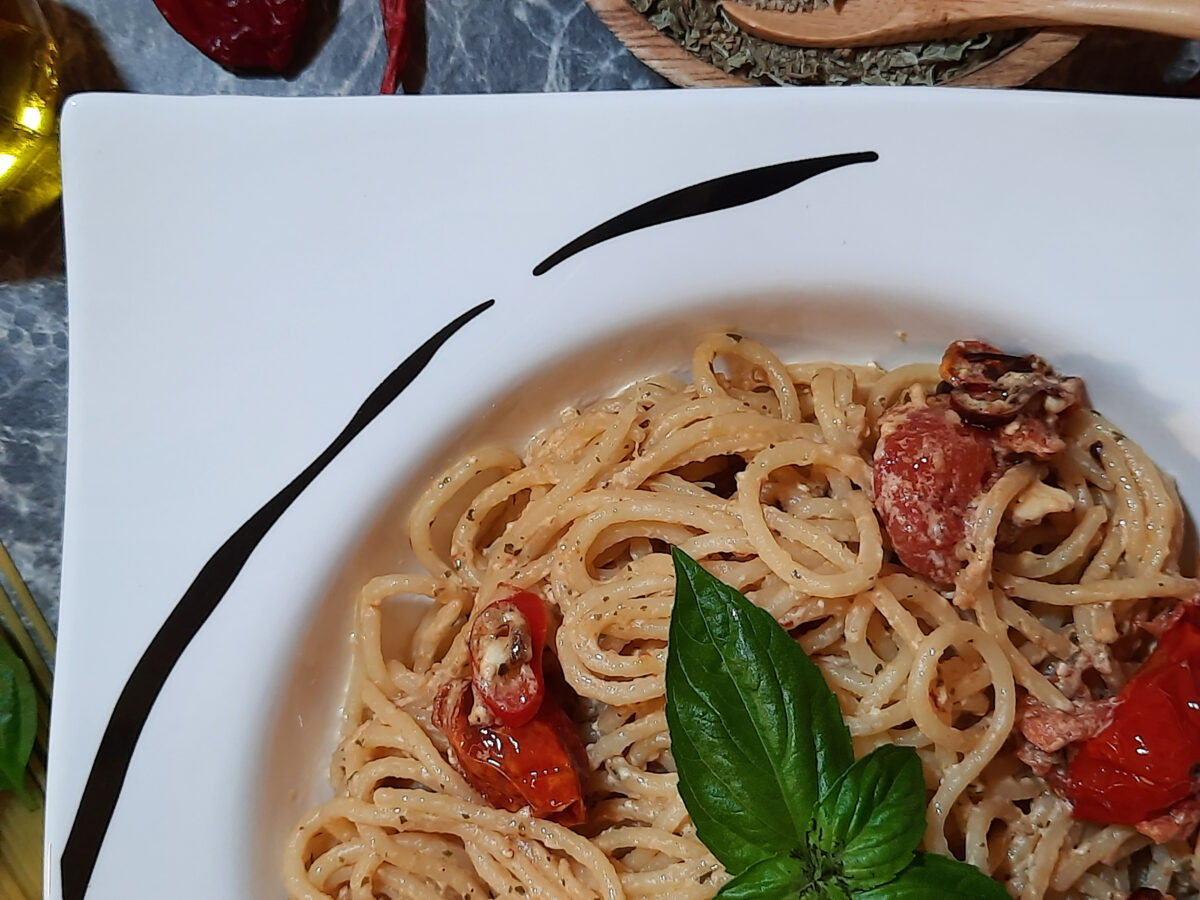 Spaghetti mit Feta-Käse, Peperoni und Tomaten