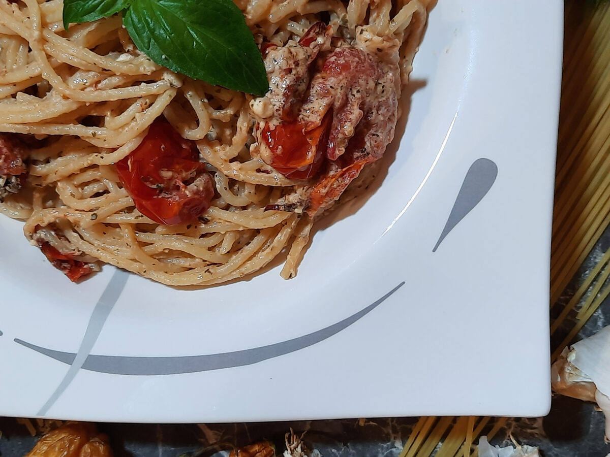 Spaghetti mit Feta-Käse, Peperoni und Tomaten