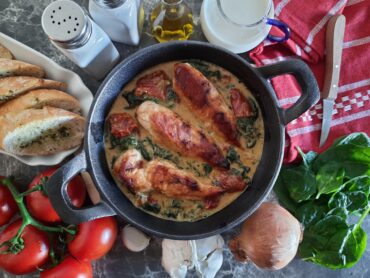 Hähnchen-Pfanne mit Blattspinat und getrockneten Tomaten