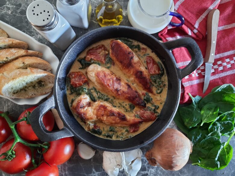 Hähnchen-Pfanne mit Blattspinat und getrockneten Tomaten