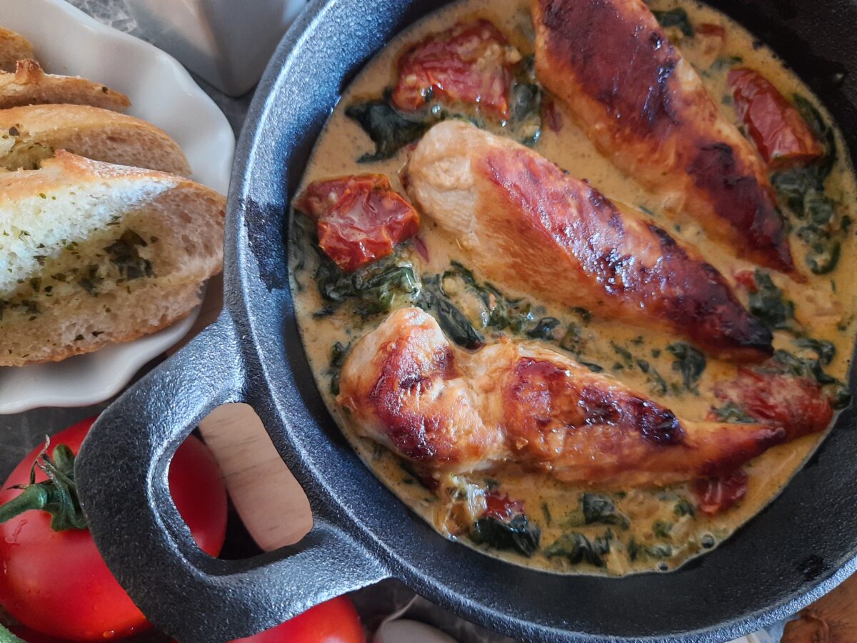 Hähnchen-Pfanne mit Blattspinat und getrockneten Tomaten