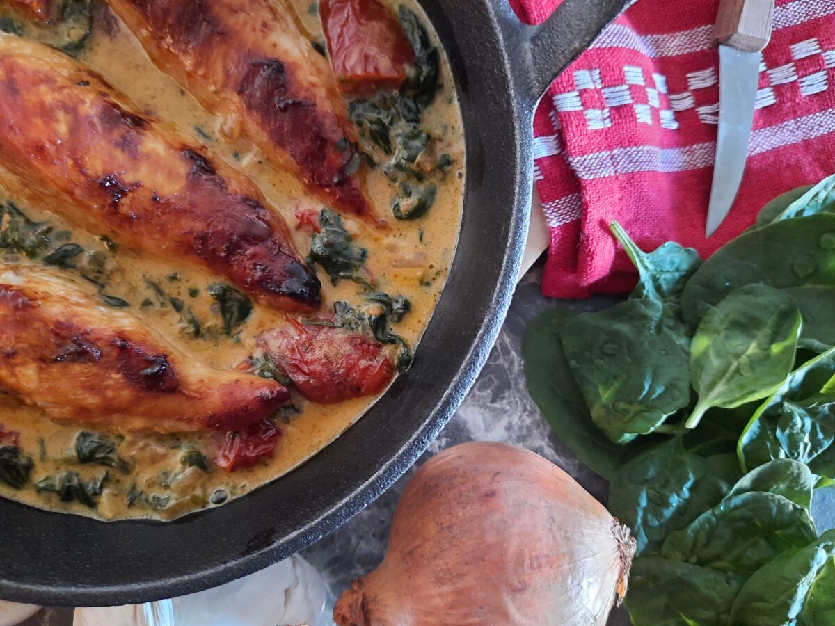 Hähnchen-Pfanne mit Blattspinat und getrockneten Tomaten