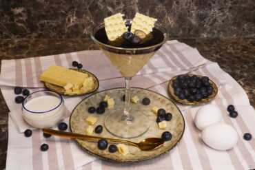Weiße Mousse au Chocolat mit Fruchtsoße