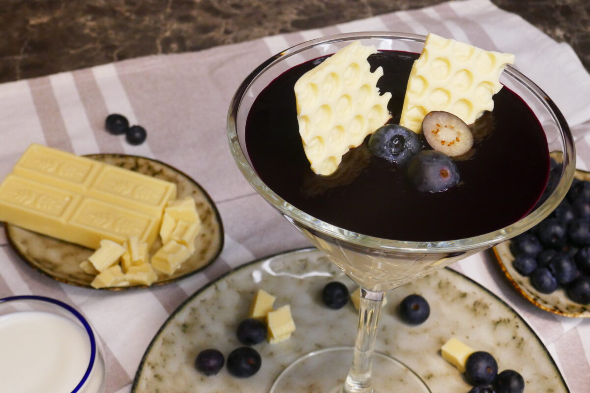 Weiße Mousse au Chocolat mit Fruchtsoße