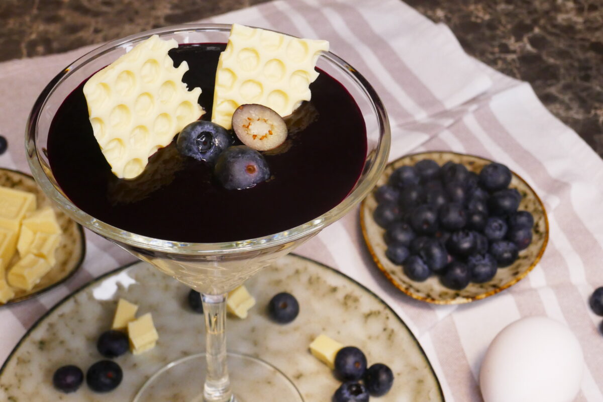 Weiße Mousse au Chocolat mit Fruchtsoße
