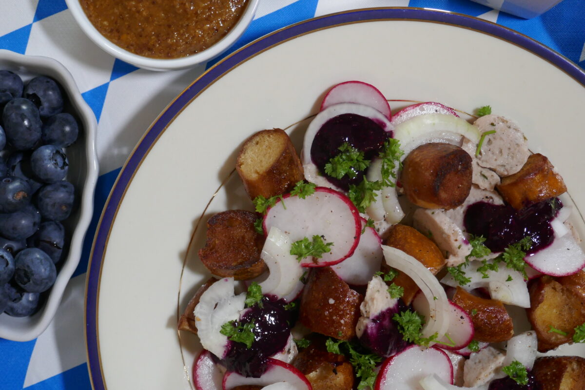 Weißwurstsalat mit Heidelbeersenf